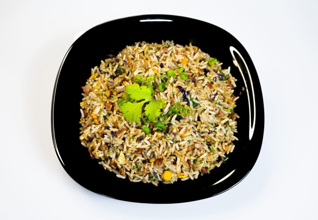 arroz frito estilo yakimeshi en un bowl