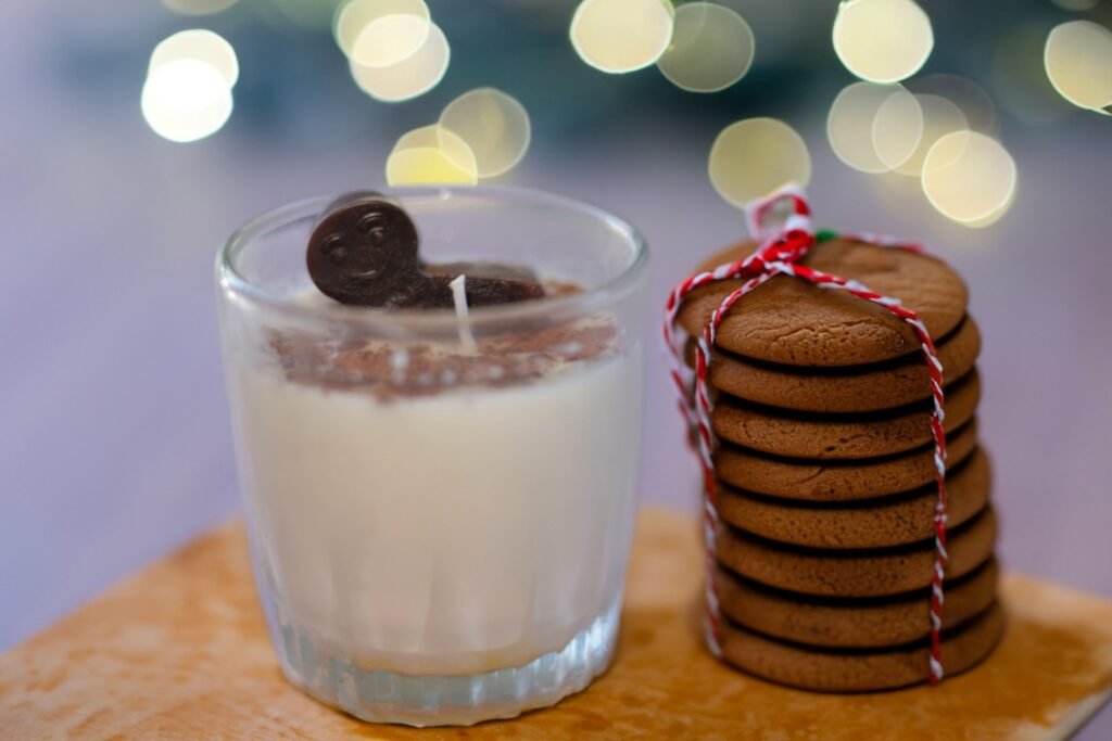 vela junto a pila de galletas