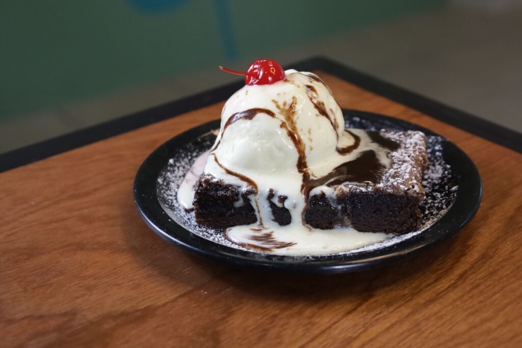 postre de brownie con helado