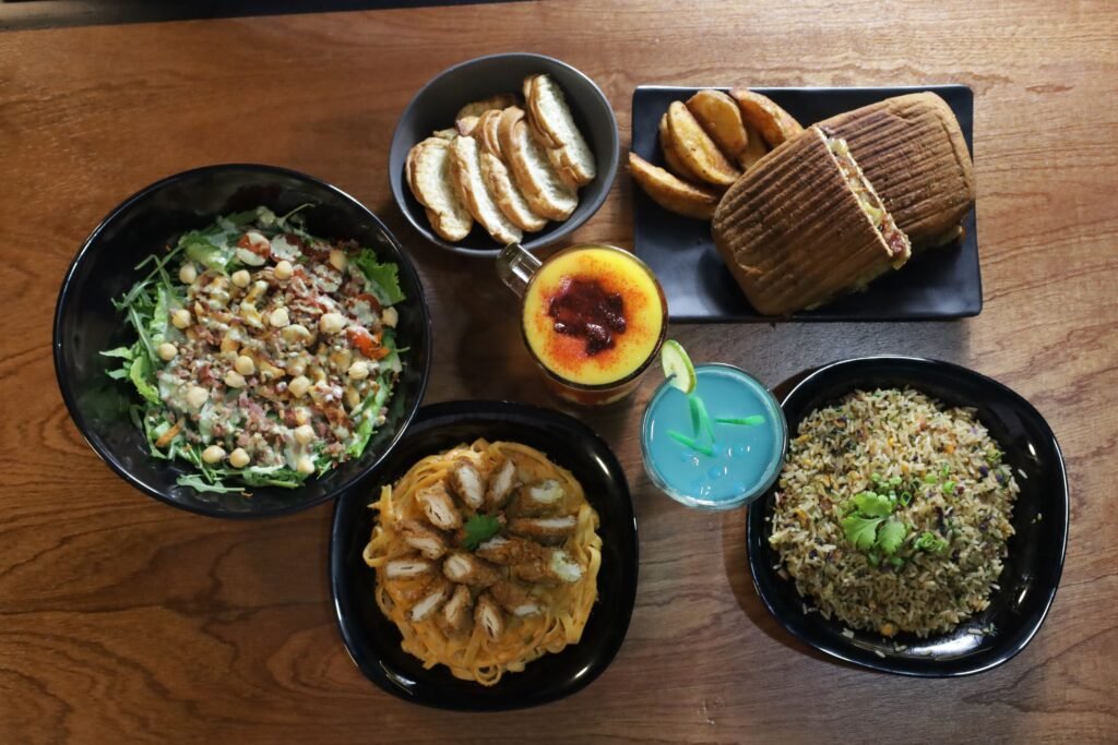 fotografía de comida dispuesta sobre una mesa
