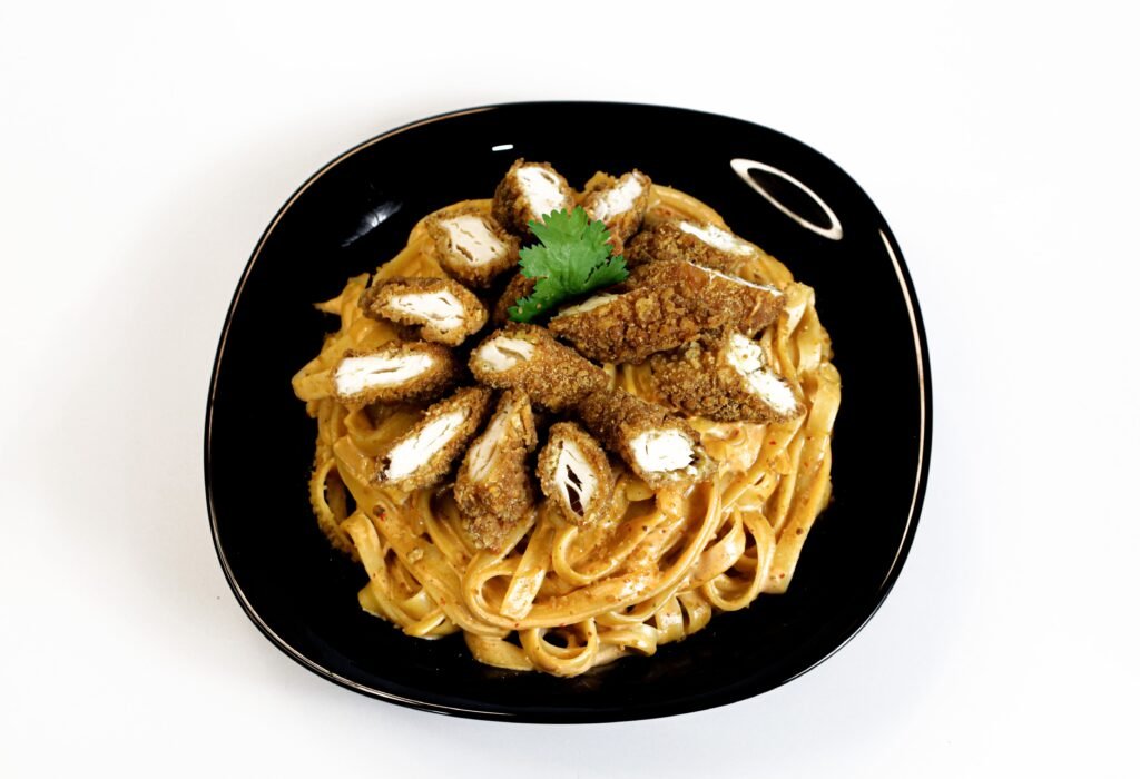 plato de comida en un bowl negro