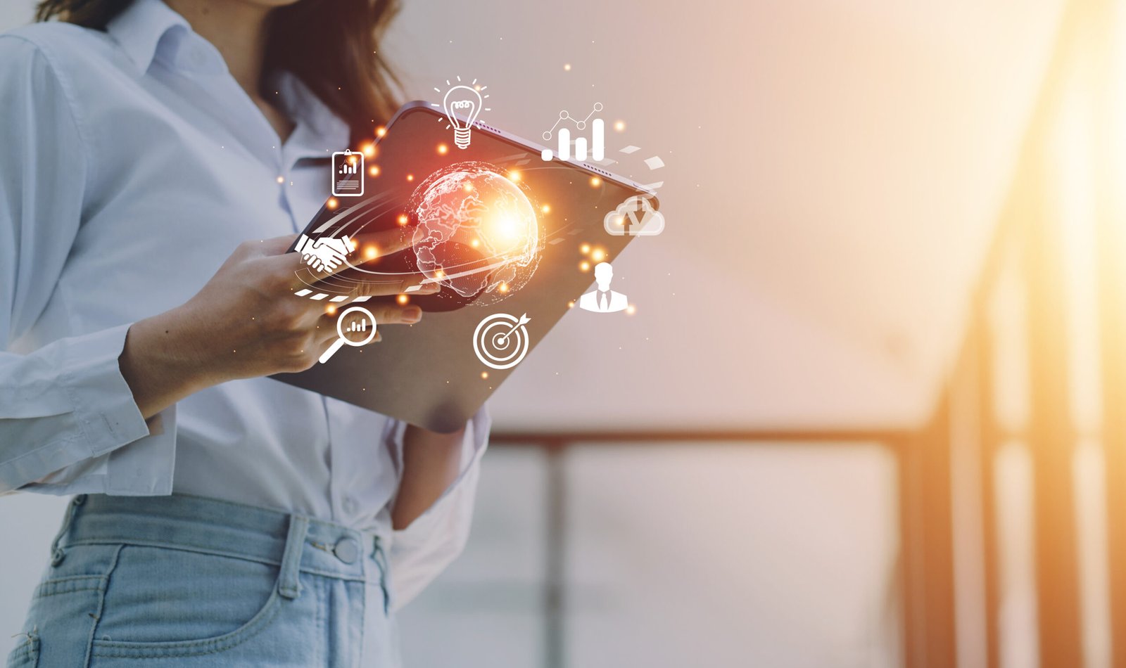 mujer sosteniendo una tablet y haciendo marketing digital